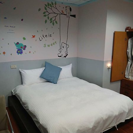 Papa Bear'S Guesthouse Тайчжун Экстерьер фото