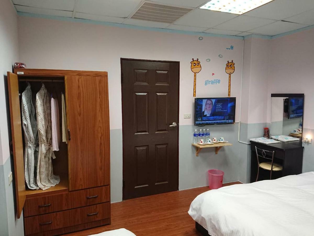 Papa Bear'S Guesthouse Тайчжун Экстерьер фото