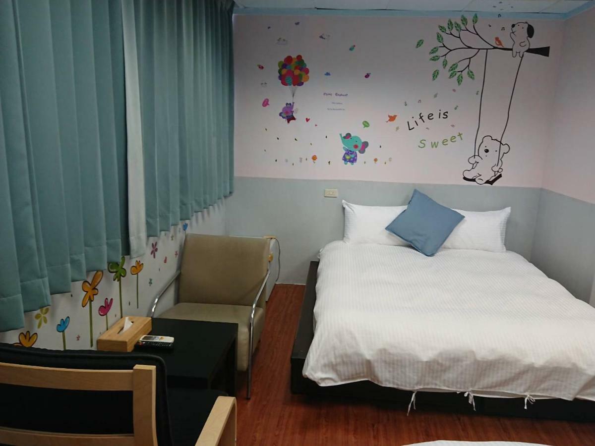 Papa Bear'S Guesthouse Тайчжун Экстерьер фото