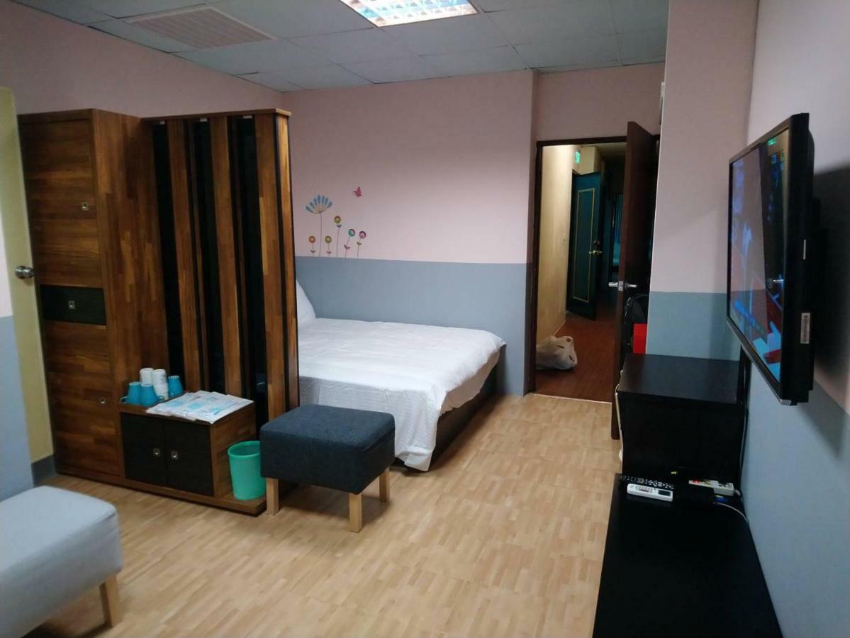 Papa Bear'S Guesthouse Тайчжун Экстерьер фото